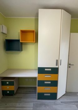 cameretta su misura libreria e scrivania-biassono